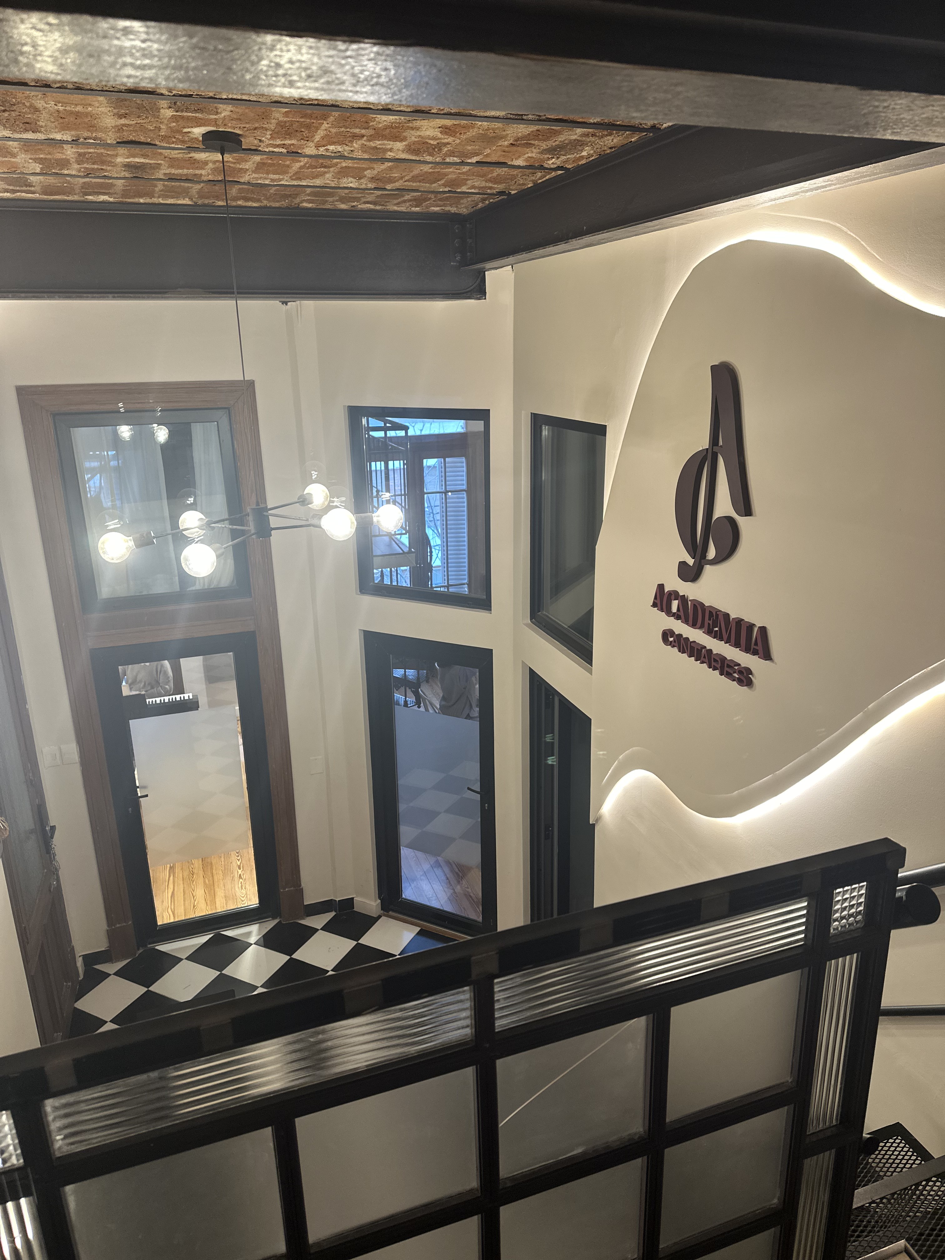 Hall de entrada de Academia Cantares con la señalética iluminada