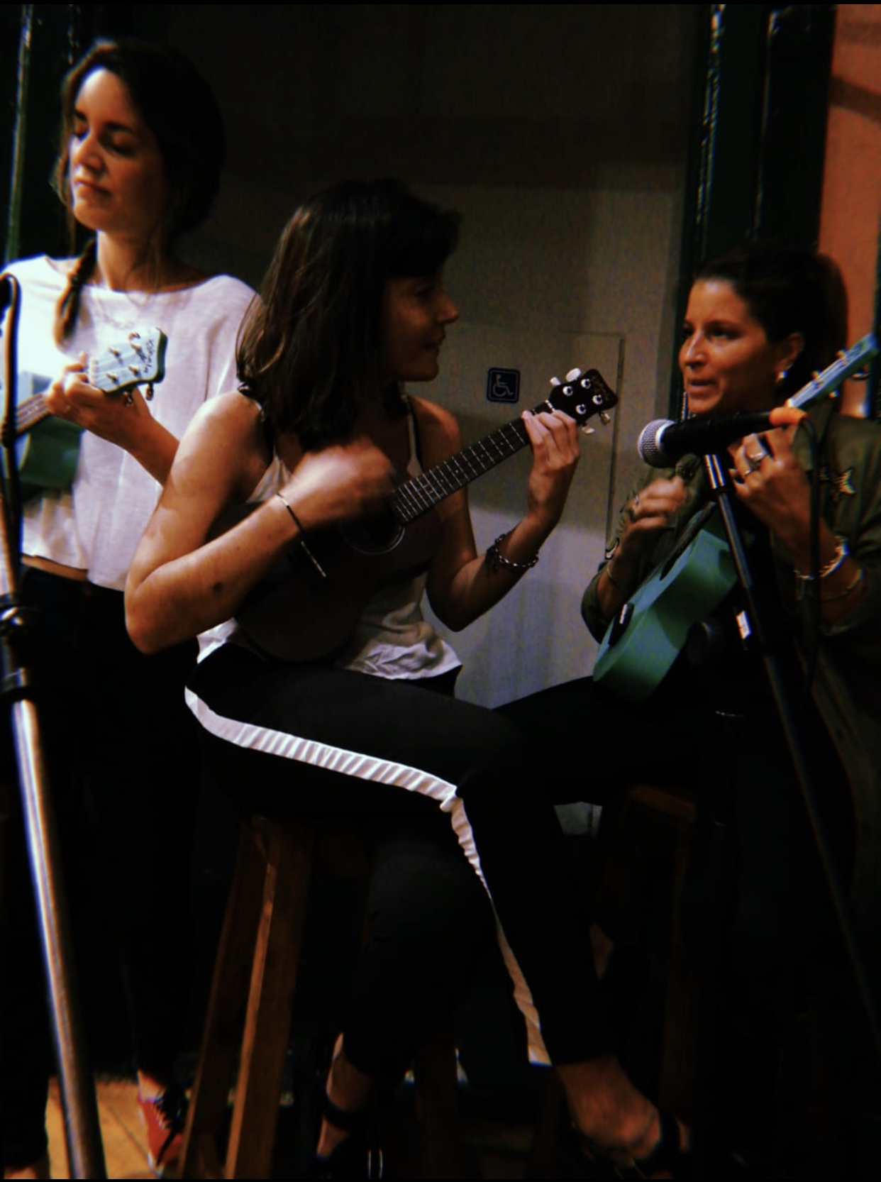 Ensamble de ukeleles del taller grupal